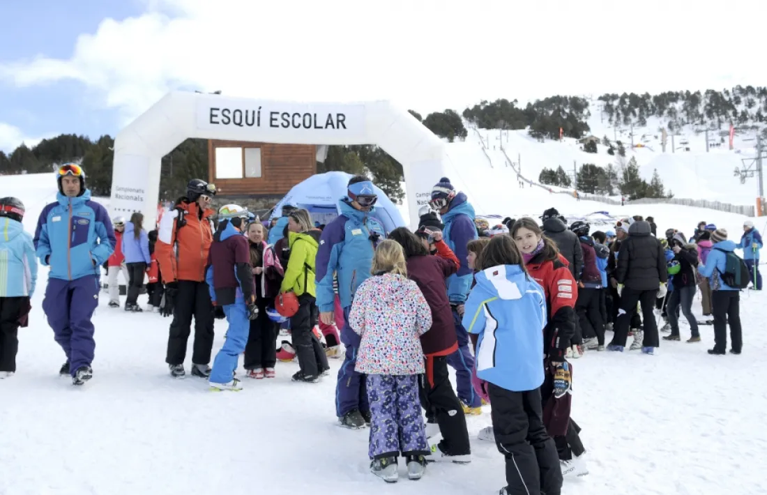 Un grup d'esquí escolar.