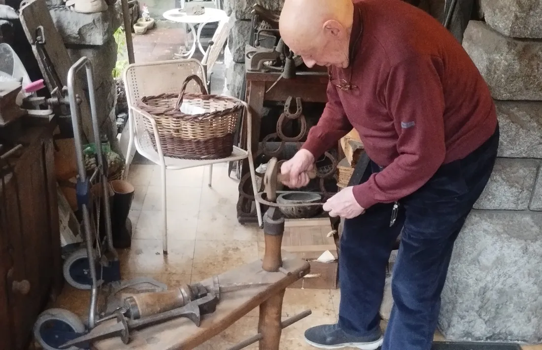 El Casi, amb una banqueta de la seva col·lecció que incorpora una encluseta per rectificar la dalla.