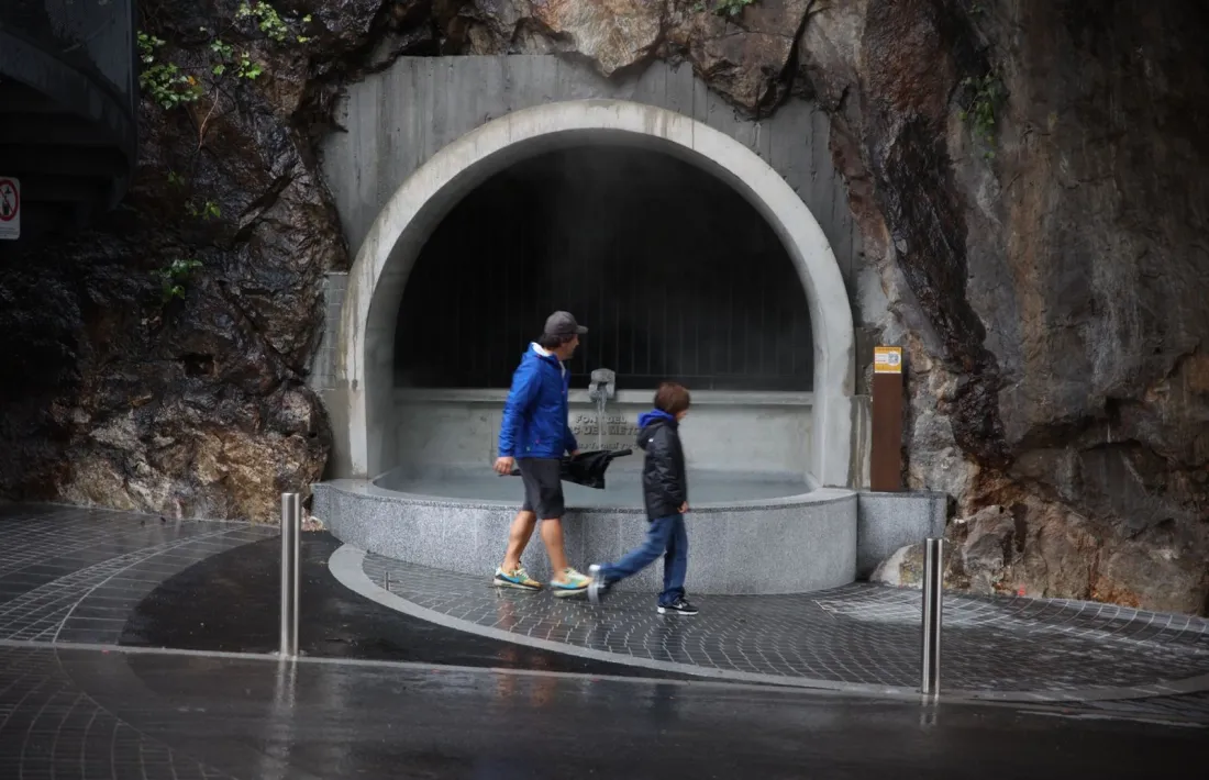 La font actual, amb la bassa per remullar els peus i l’arc de formigó, es va acabar la setmana passada.