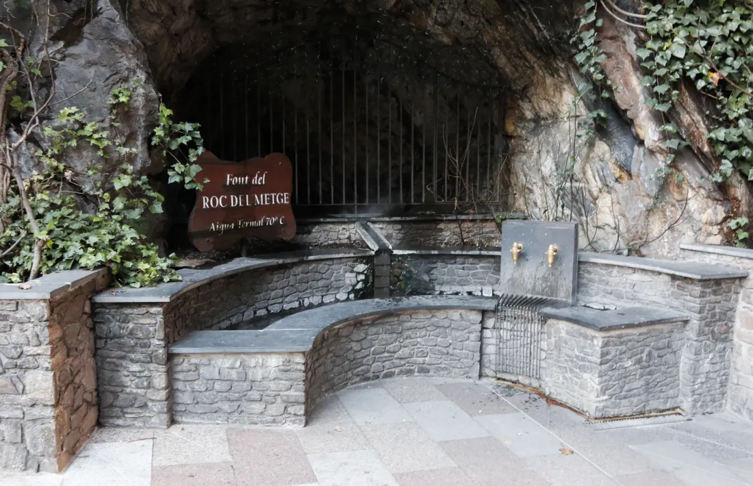 ’original, còncava, amb dues aixetes i sense bassa, data dels anys 50.