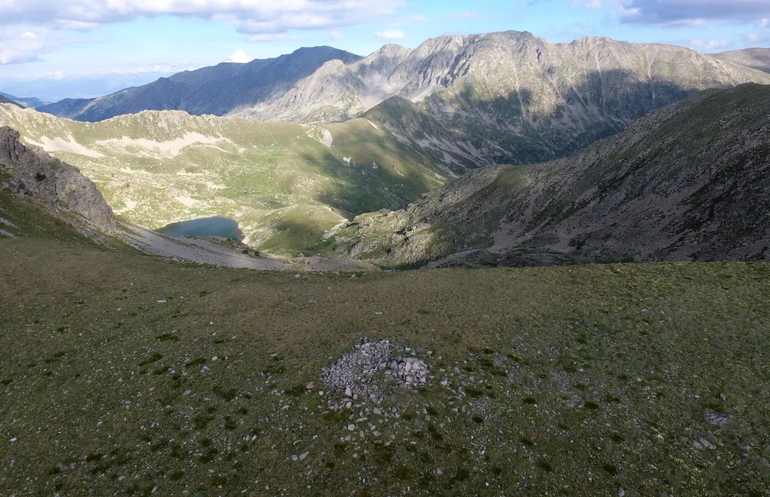 VIsta general del túmul, aixecat en una zona estratègica i a 2.700 metres d'alçada.