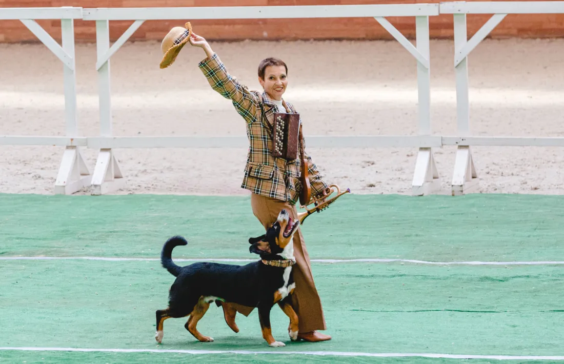 L’Aleksandra amb un dels seus gossos en una competició de ball caní.