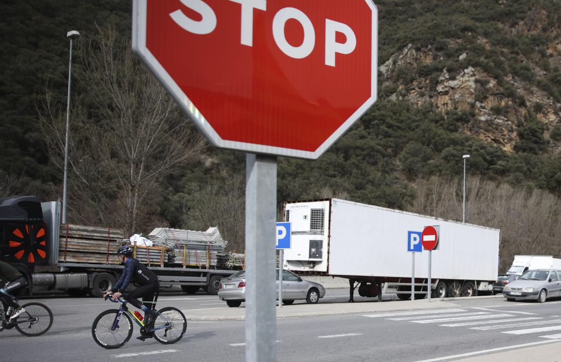 Camions de mercaderies a la frontera del riu Runer.