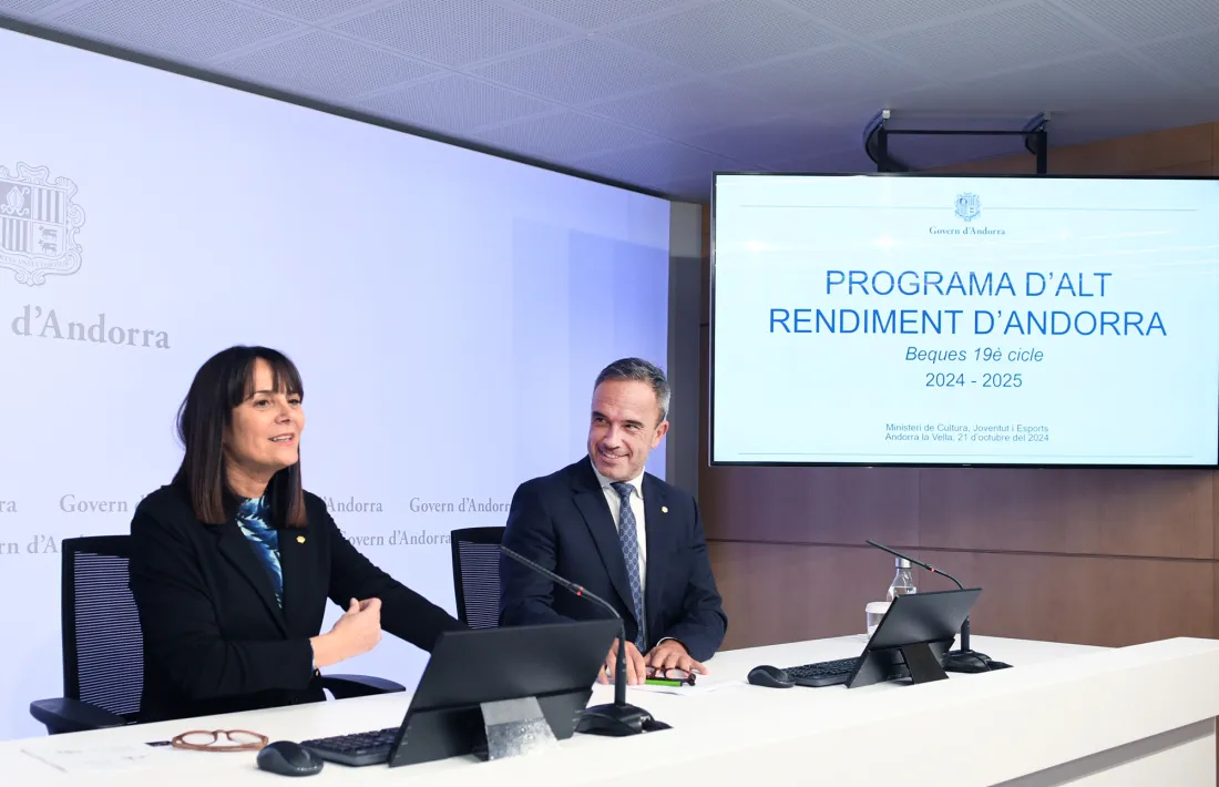 Mònica Bonell i Alain Cabanes abans de començar la roda de premsa de presentació de les beques ARA.