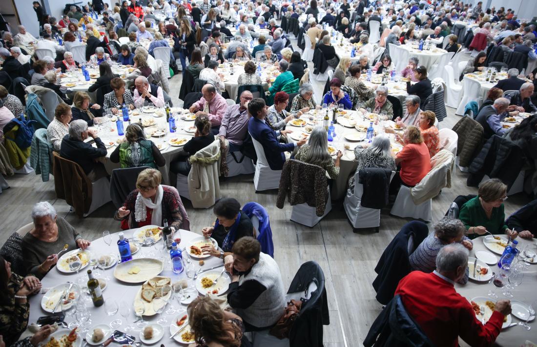 Els padrins han omplert de gom a gom la sala Prat del Roure d’Escaldes-Engordany.