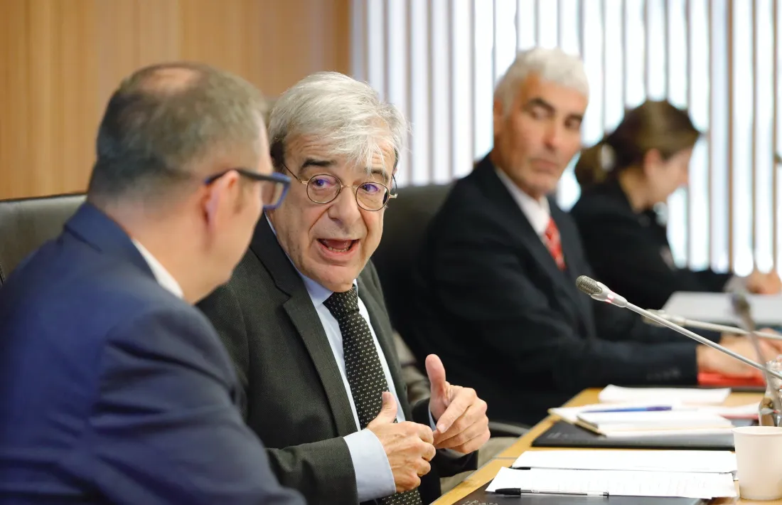 Baró parla amb Bardina abans de començar la compareixença al Consell General.