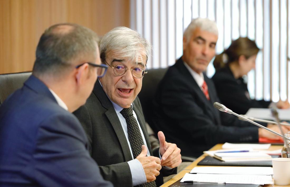 Baró parla amb Bardina abans de començar la compareixença al Consell General.