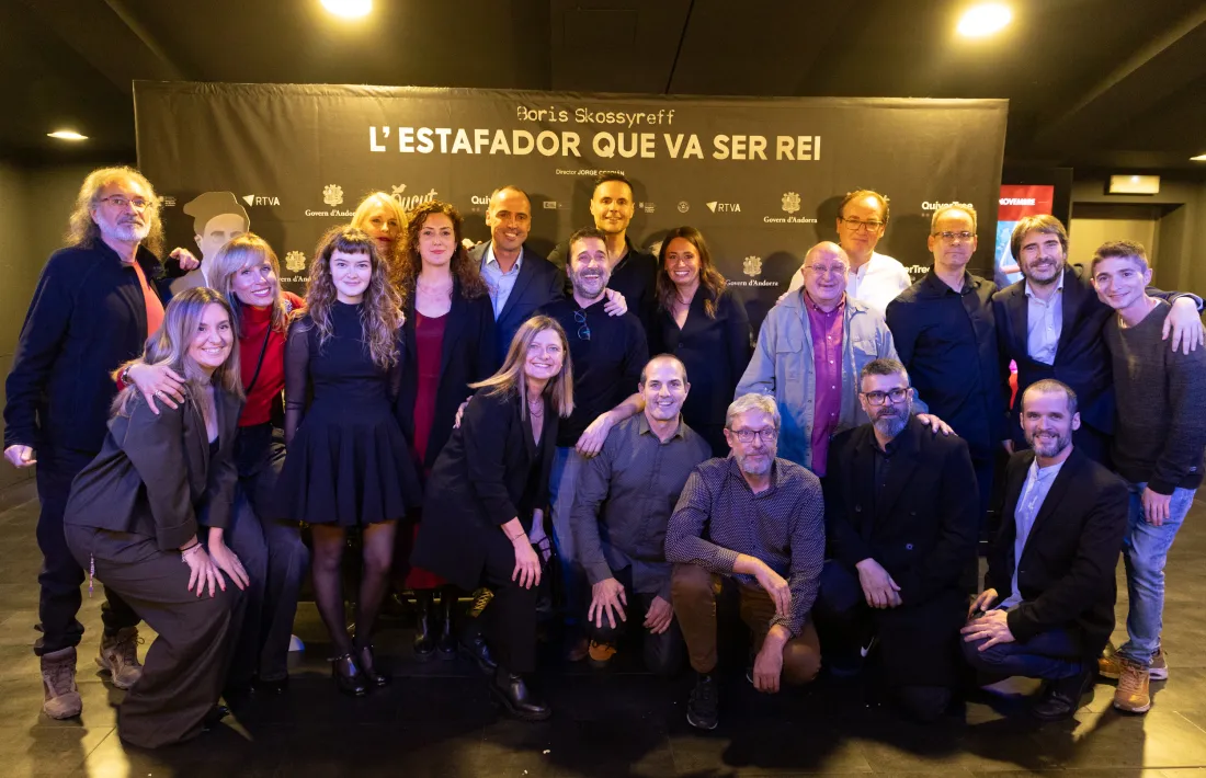 L'equip tècnic i artístic de 'L'estafador que va ser rei', a la preestrena d'ahir als cines Illa Carlemany.