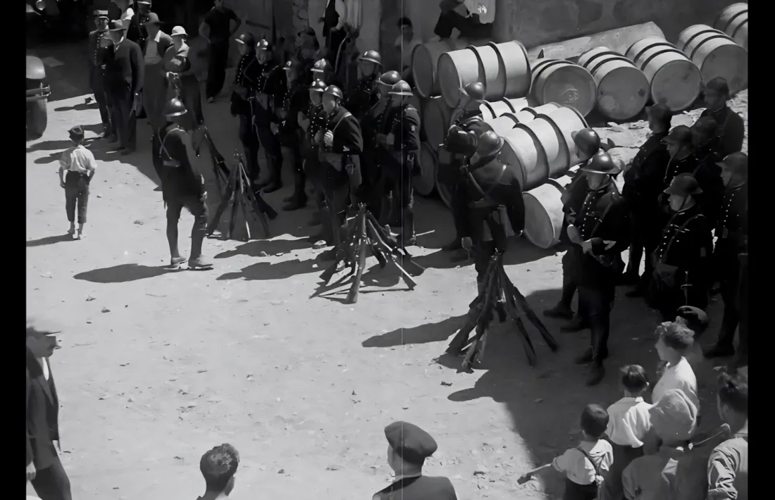 Agost del 1933: entrada dels gendames a Baulard a la plaça Benlloch de la capital.