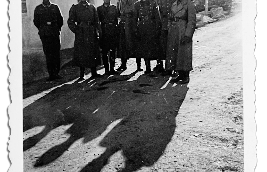 Còpia original amb els oficials al lateral de la duana andorrana del Pas. Blakowitz és el primer per la dreta. Ward creu que es va prendre a la primavera del 1943.