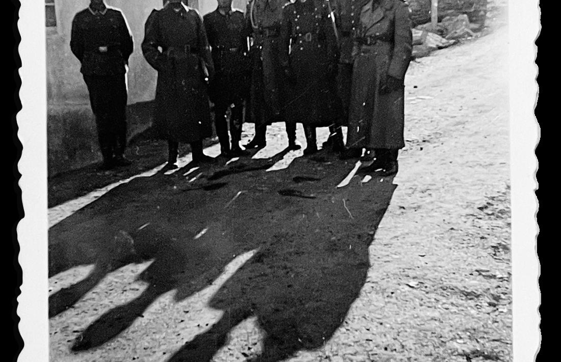 Còpia original amb els oficials al lateral de la duana andorrana del Pas. Blakowitz és el primer per la dreta. Ward creu que es va prendre a la primavera del 1943.