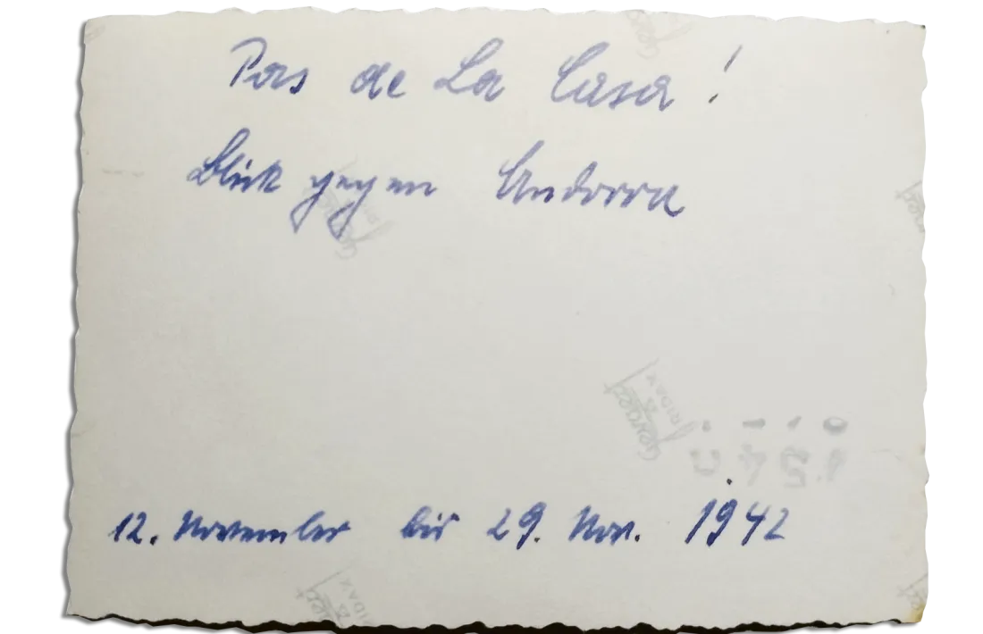 Revers de la fotografia amb soldats alemanys posant a la barrera de la duana francesa. Diu, en alemany: “El Pas de la Casa. A l’esquerra, Andorra. Del 12 al 29 de novembre 1942”.