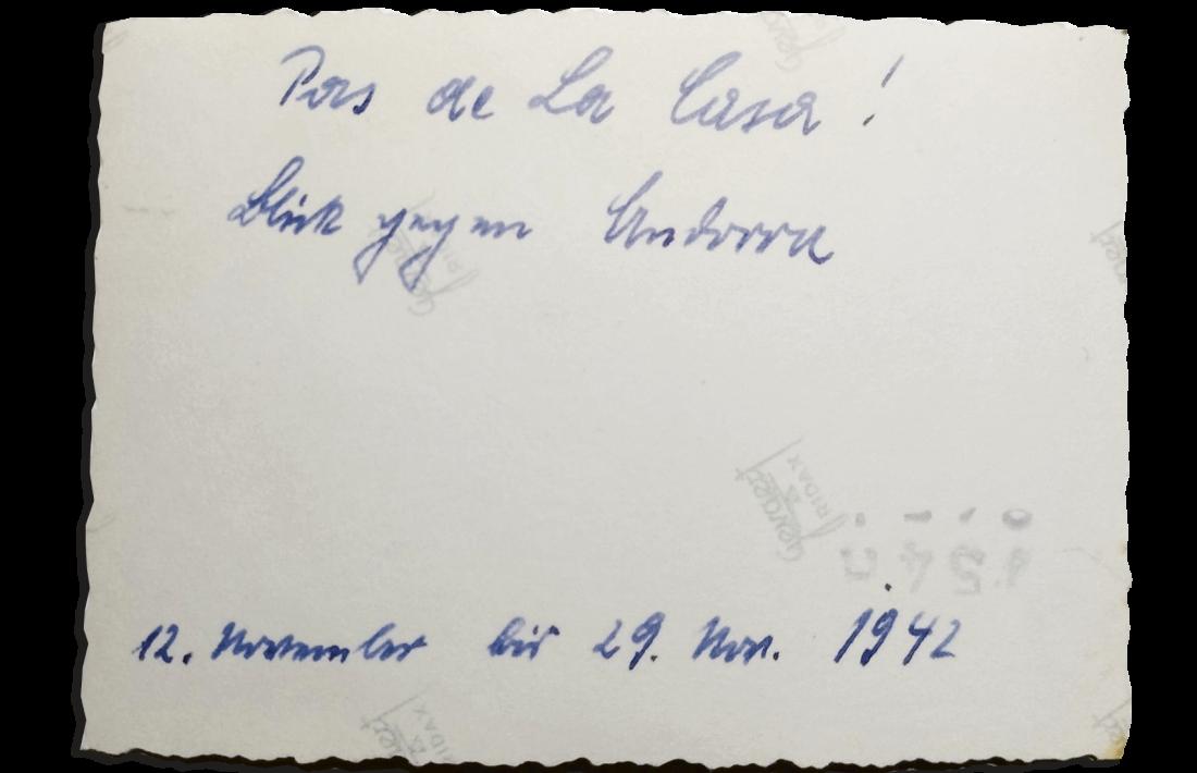 Revers de la fotografia amb soldats alemanys posant a la barrera de la duana francesa. Diu, en alemany: “El Pas de la Casa. A l’esquerra, Andorra. Del 12 al 29 de novembre 1942”.