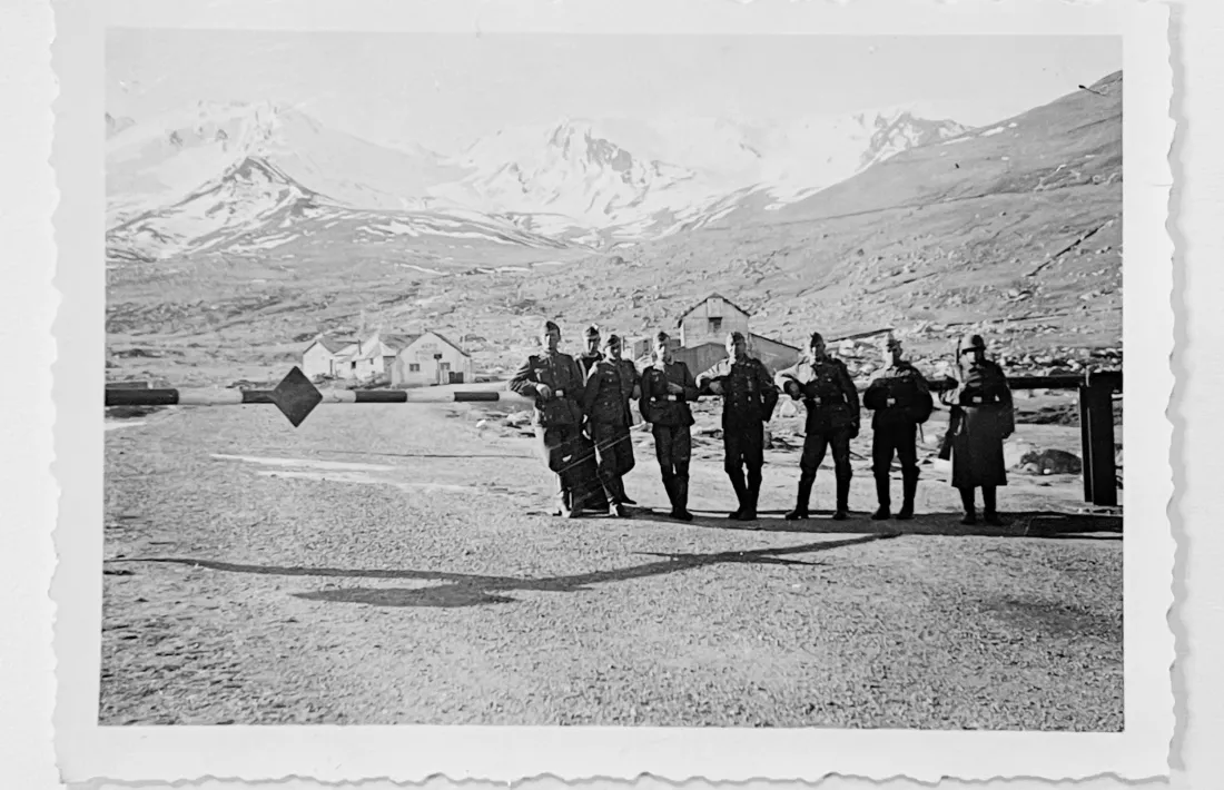 Orignal amb el grup de soldats alemany osant de forma distesa a la barrera de la duana francesa del Pas: datada entre el 12 i el 29 de novembre del 1943.