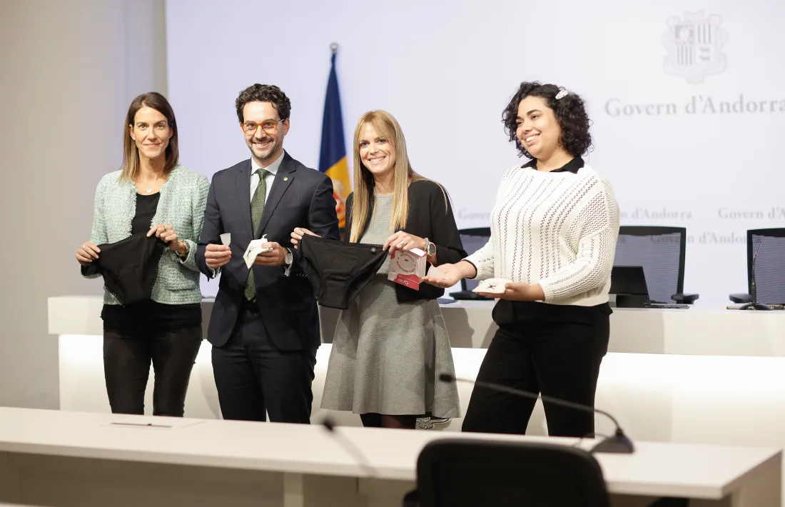 Pérez, Casal, Cadena i Vargas, del FNJA, mostrant els productes menstruals.