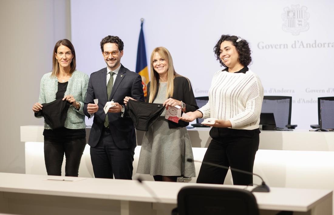 Pérez, Casal, Cadena i Vargas, del FNJA, mostrant els productes menstruals.