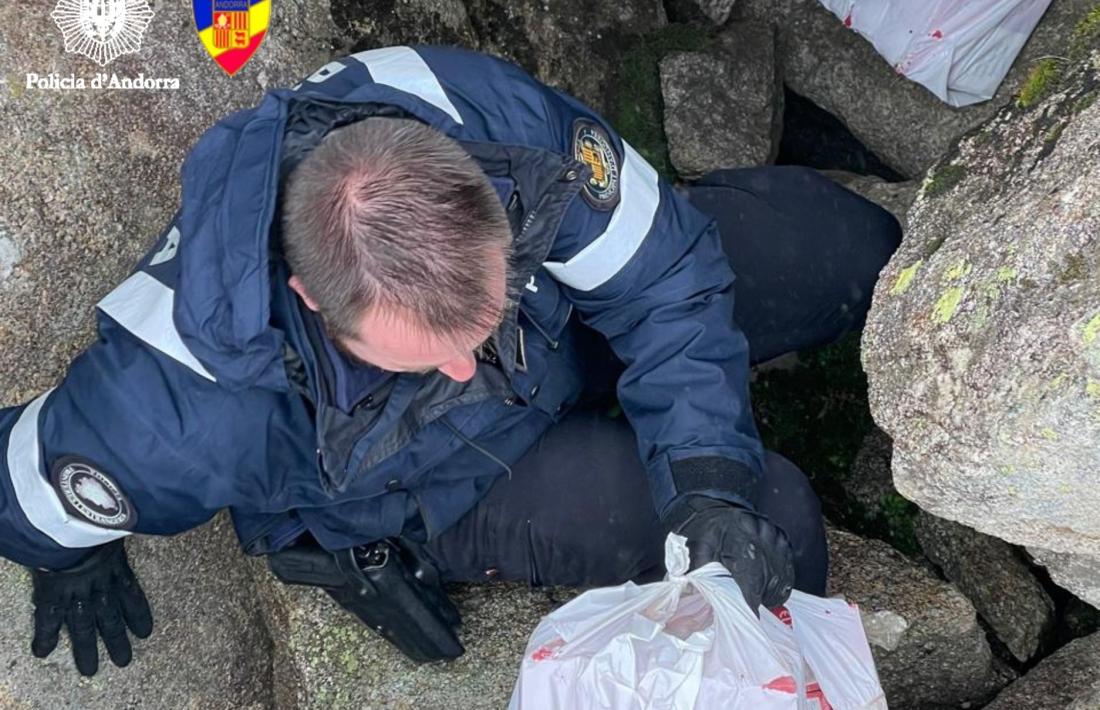 Un agent de policia recupera part del tabac de contraban.