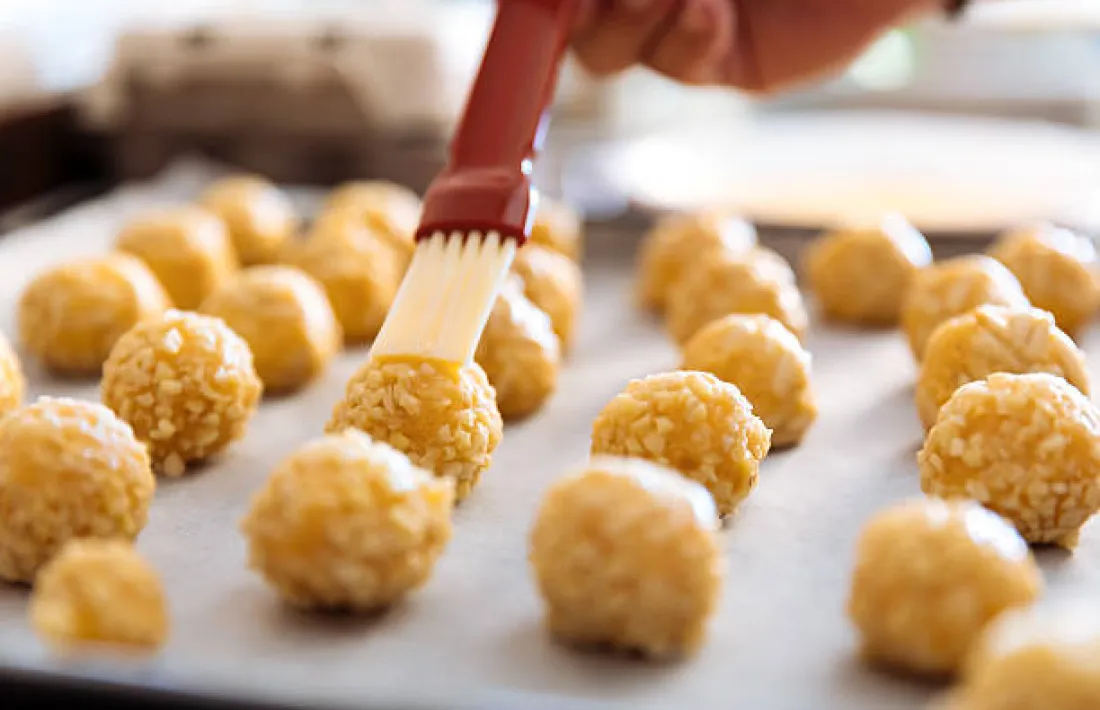 Un obrador preparant panellets.