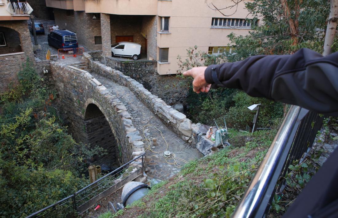 El nou pont dels Escalls ja no és pla: ha recuperat l’esquena d’ase amb què el van construir, no sabem si al segle XVIII o XIX.