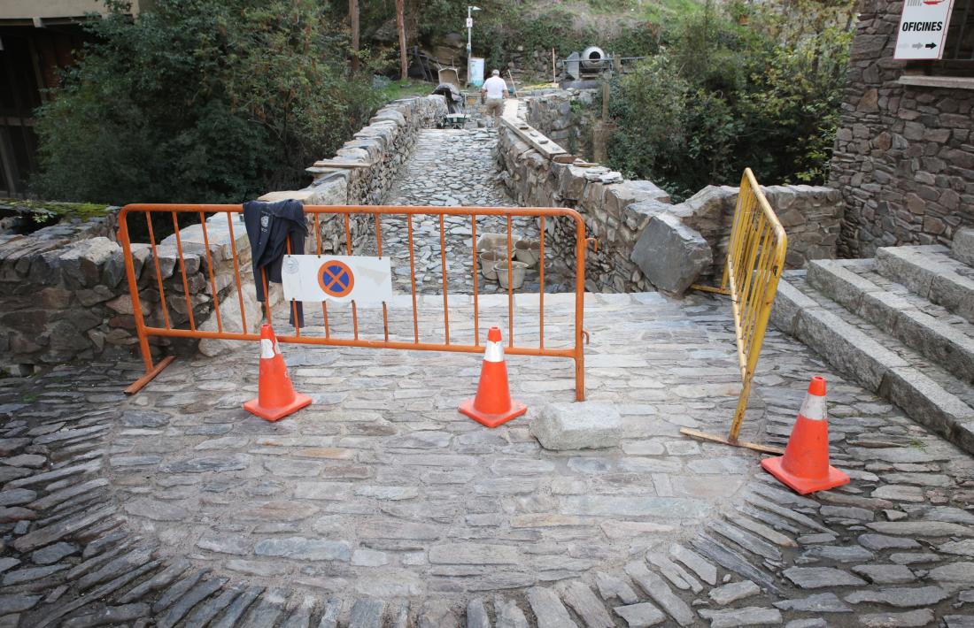 A cada cap del pont s'hi han habilitat unes escales perquè l'aigua no s'acumuli als extrems.