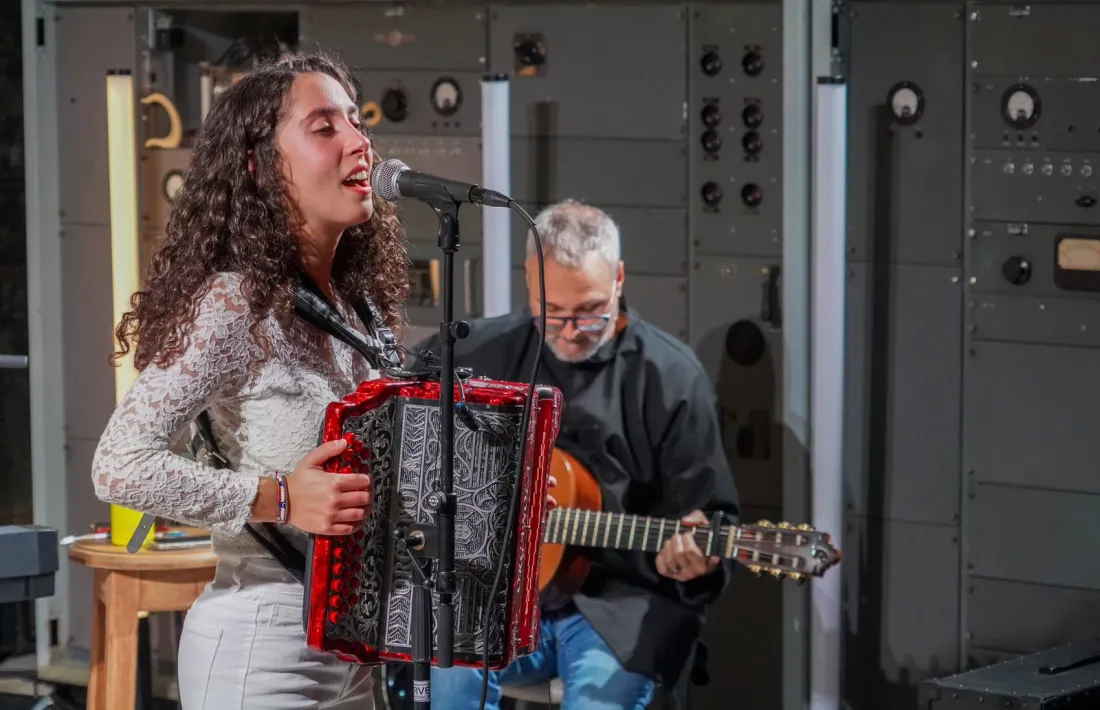 Eugenia Correia, amb Oriol Vilella acompanyant-la a la guitarra.