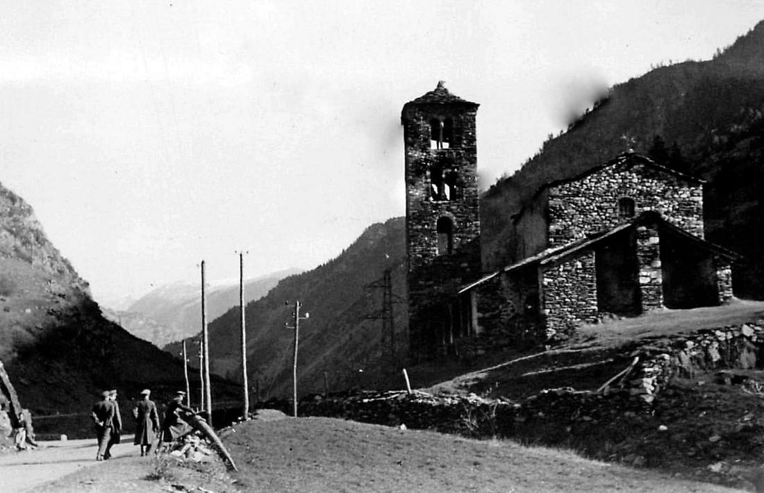 Soldats alemanys, probablement el mateix grup, visiten l’església de Sant Joan de Caselles.