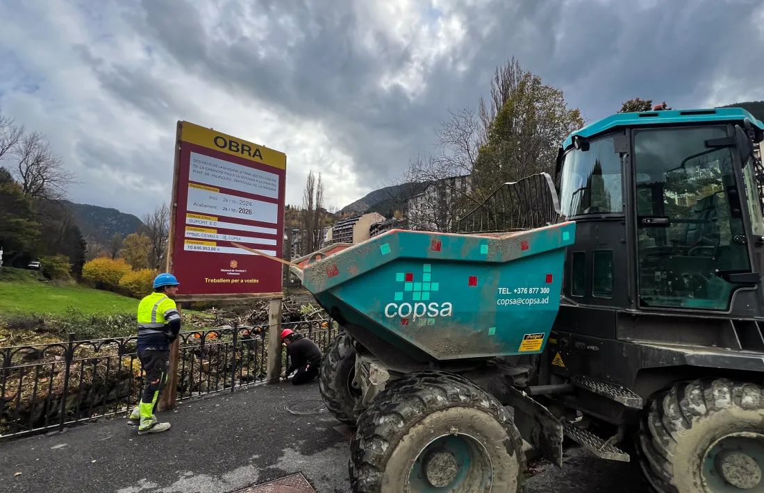 Operaris treballen en el tercer tram del vial de la Massana.