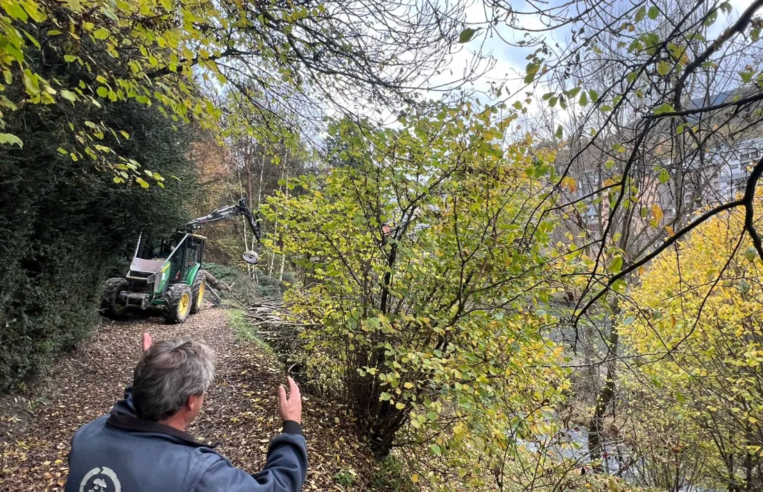 Operaris treballant en el que serà el tercer tram de la desviació de la Massana.