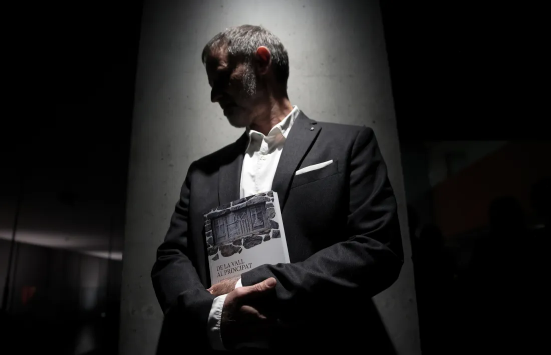 Gascon, aquest vespre al Consell General amb la 'criatura' a les mans.