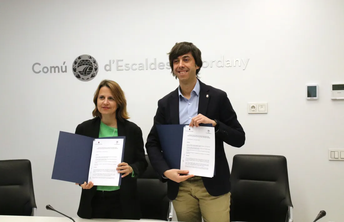 Els cònsols Sergi González i Rosa Gili el dia que van signar el conveni.
