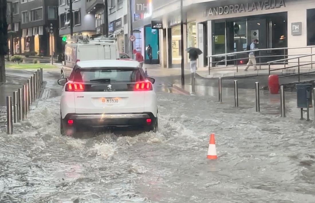 Un cotxe creuant el carrer Doctor Mitjavila inundat.
