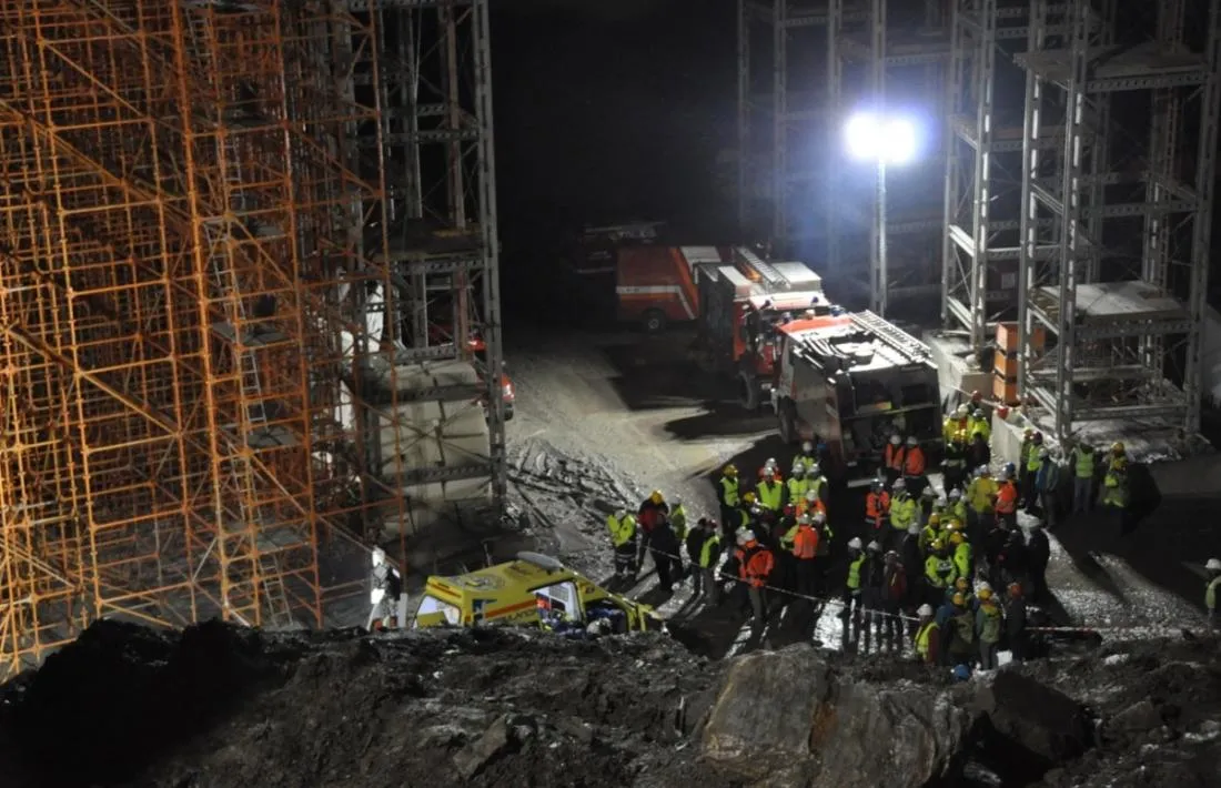 Els equips d'emergències treballant en l'accident del túnel de les Dos Valires.