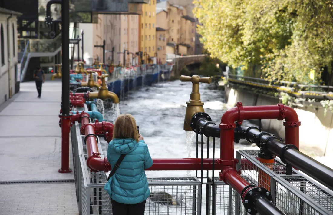 Les aixetes pesen 50 quilos i son de bronze. N'hi ha mig centenar i s'han fabricat a la foneria Arte 6 de Madrid.