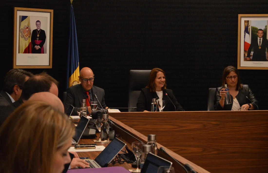 Els cònsols d'Escaldes-Engordany, Rosa Gili i Joaquim Dolsa, durant una sessió de consell de comú.
