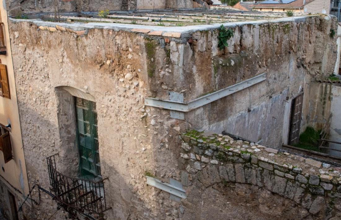 L’aigua s’escola cap a l’interior de l’edifici i afecta la casa adjacent. 
