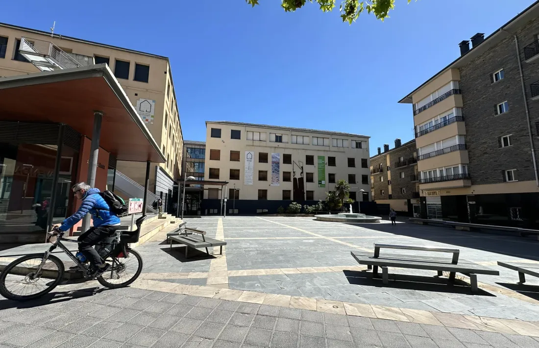 El centre, a la plaça de les Monges. 