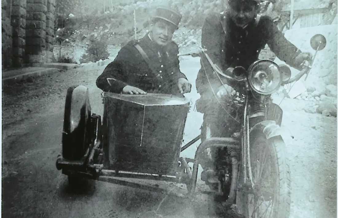 Dos gendarmes en sidecar a la central escaldenca de Fhasa, el 1945.