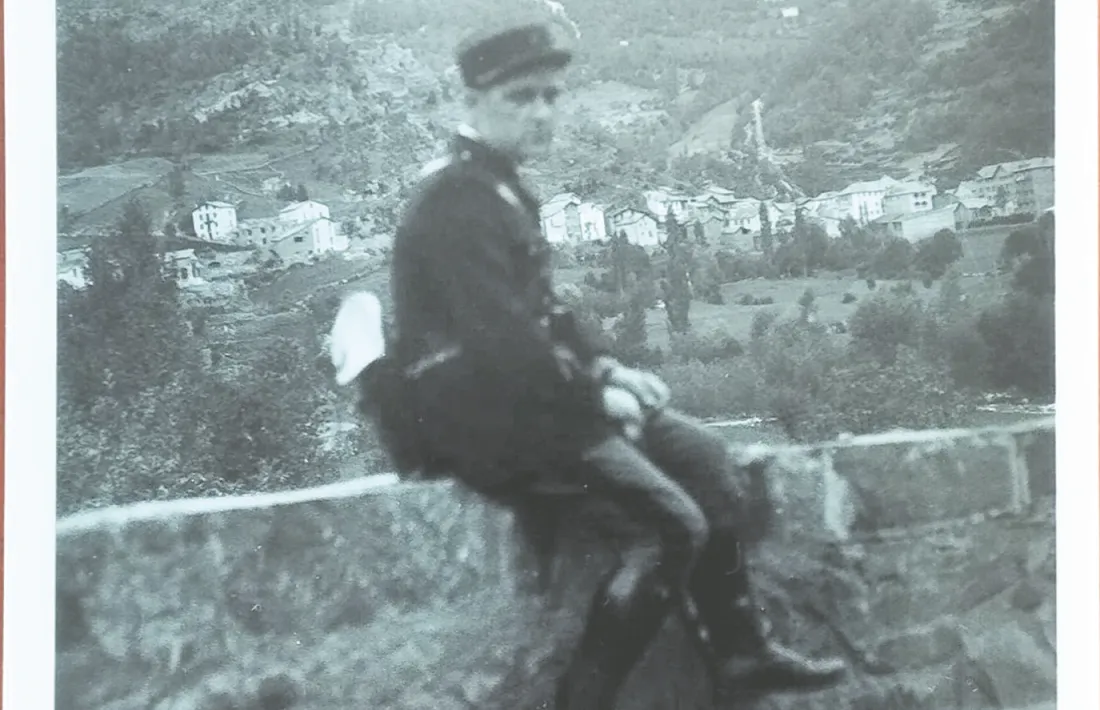 Amb bastó, sense puro i Engordany al fons.