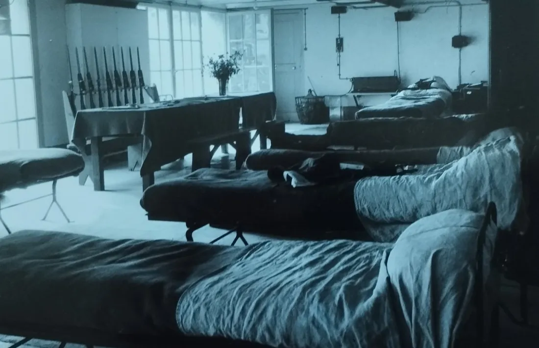 El dormitori dels gendarmes, probablement en un barracó adjacent a la central de Fhasa. Atenció a l'armeria, al fons.