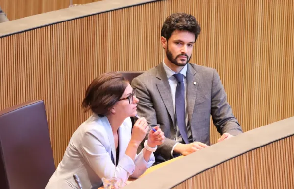 Cerni Escalé i Núria Segués al Consell General (002)