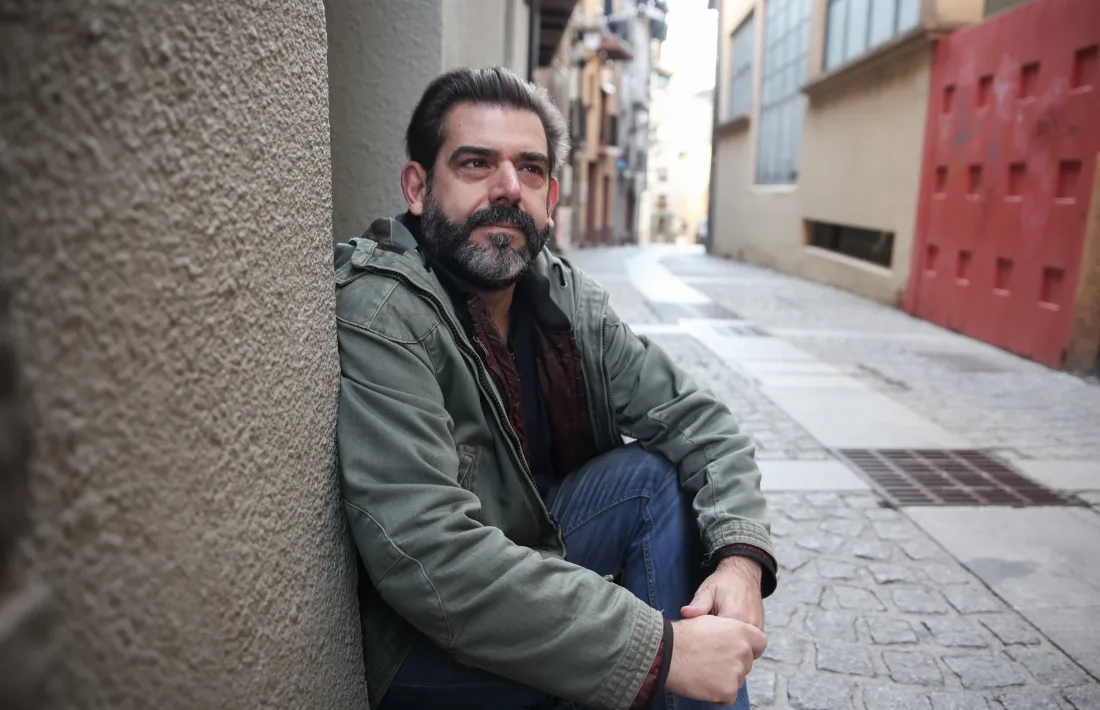 L’escriptor lauredià, retratat ahir al carrer Dr. Palau de Sant Julià, sense calandres al cel, afortunadament.