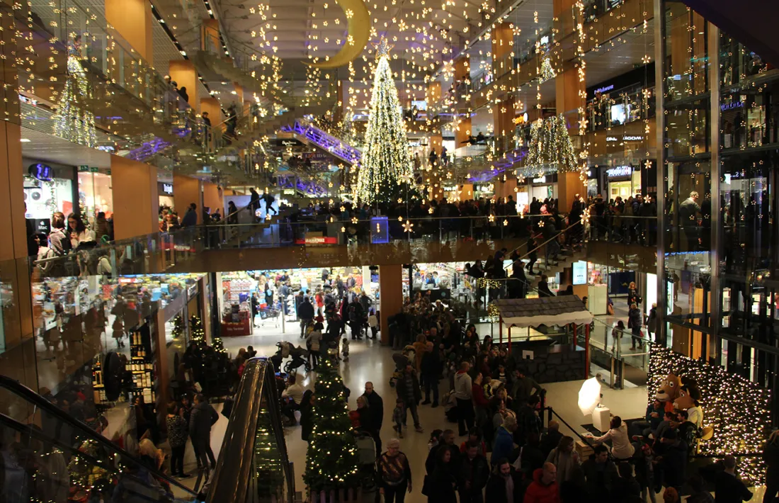 El centre comercial Illa Carlemany il·luminat per Nadal.