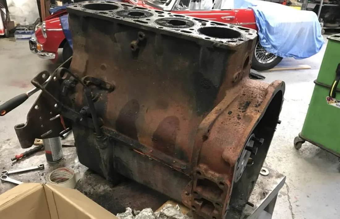 El motor que muntava el Fargo, probablement un Perkins, s’està restaurant a un taller de la Massana.