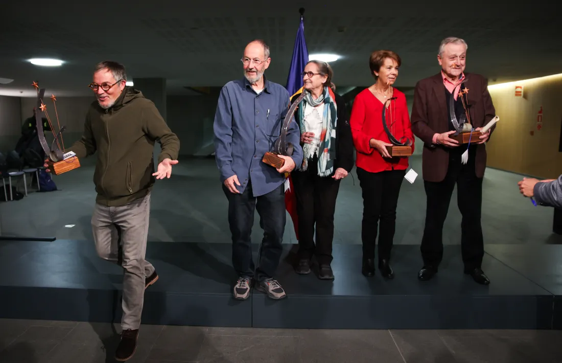 Foto de família dels guanyadors dels premis Àgora 2024, amb Jordi Casamajor en representació del seu germà Roger.