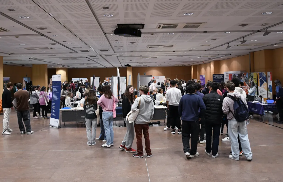 Visitants a la fira d'orientació per estudiar a França.
