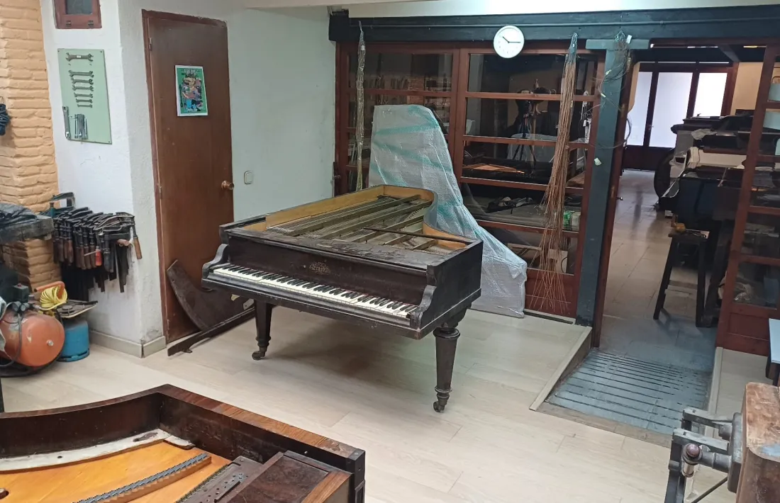 L’històric piano de Ràdio Andorra, a punt de marxar per ser restaurat al taller Forte Piano de Barcelona.