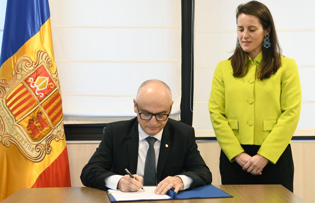 El ministre de Finances, Ramon Lladós, signa l’addenda.