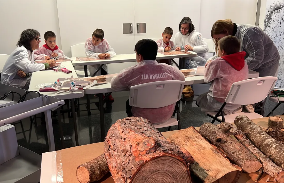 Els escolars, al taller celebrat a l'Arxiu Comarcal. 