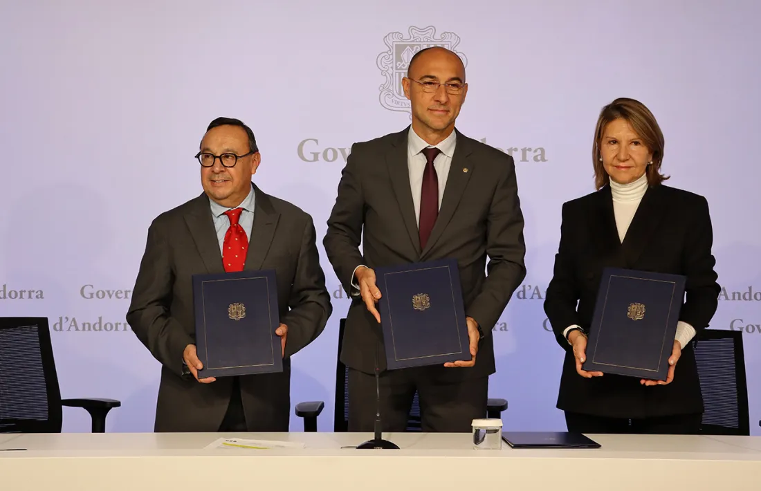 Àlex Ruiz, Jordi Puy i Anna Maria Sala mostrant els convenis.