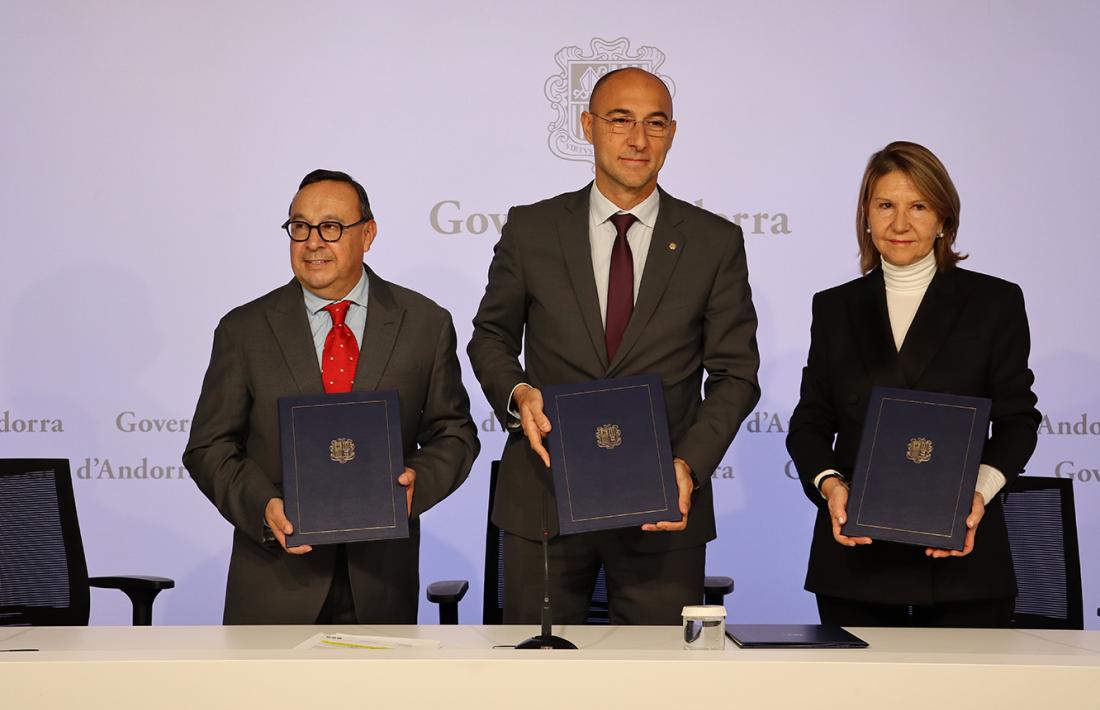 Àlex Ruiz, Jordi Puy i Anna Maria Sala mostrant els convenis.
